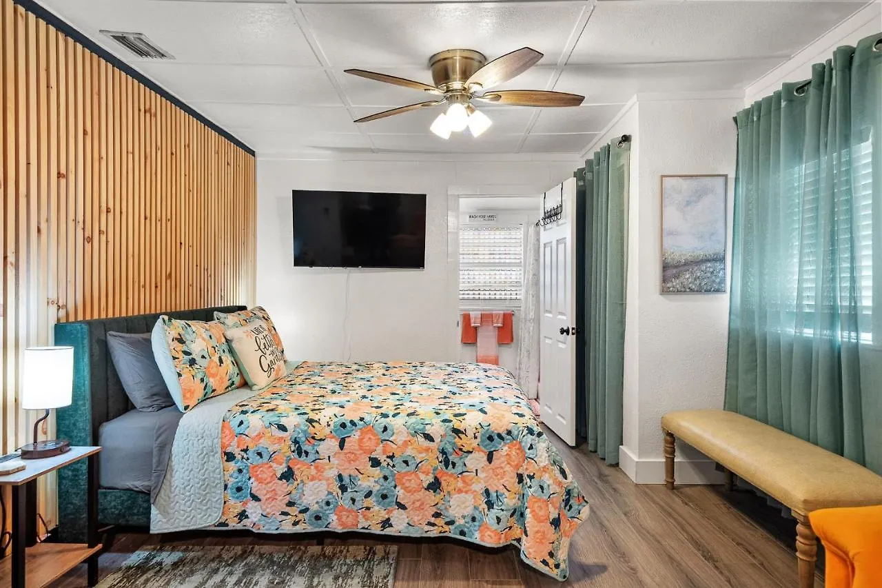 Orange Blossom Place-Walk To Shops Bars & Food Tampa Holiday home